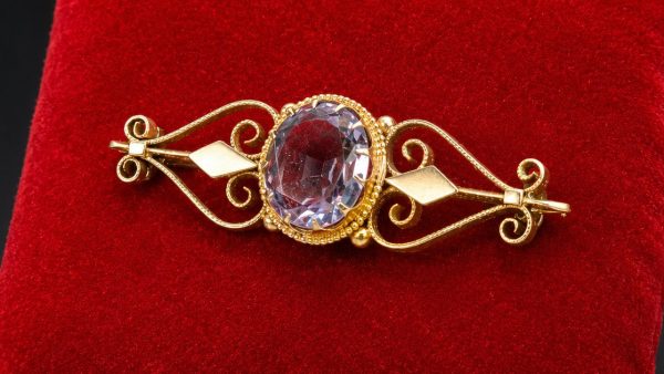 Selling estate and inherited jewellery in Canberra, a vintage gold brooch