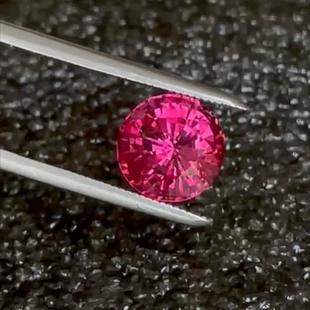 Close-up of a 3.58 carat Neon Jedi spinel from Mogok, Burma