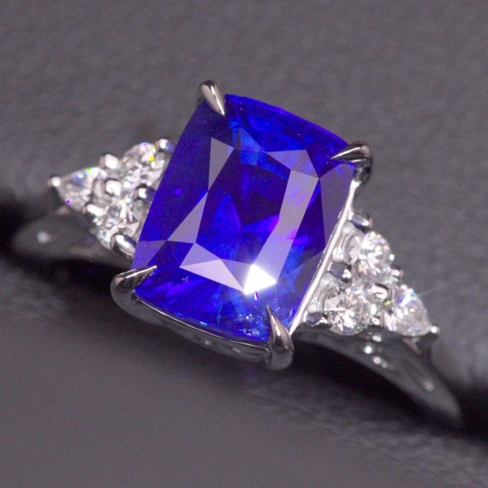 Close-up of a 5.6 carat vivid royal blue Ceylon sapphire engagement ring